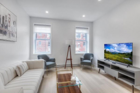 Free indoor parking Cozy & Spacious condo In heart of downtown